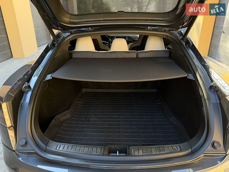 Лифтбек Tesla Model S 2015 в Ровно
