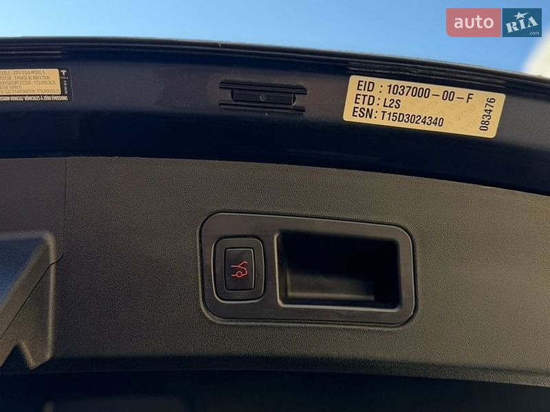 Лифтбек Tesla Model S 2015 в Ровно