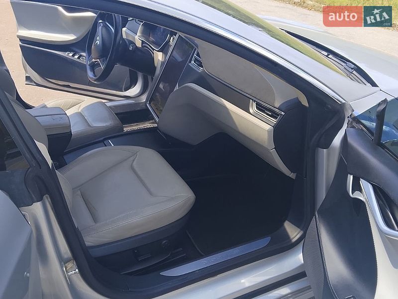 Лифтбек Tesla Model S 2016 в Житомире