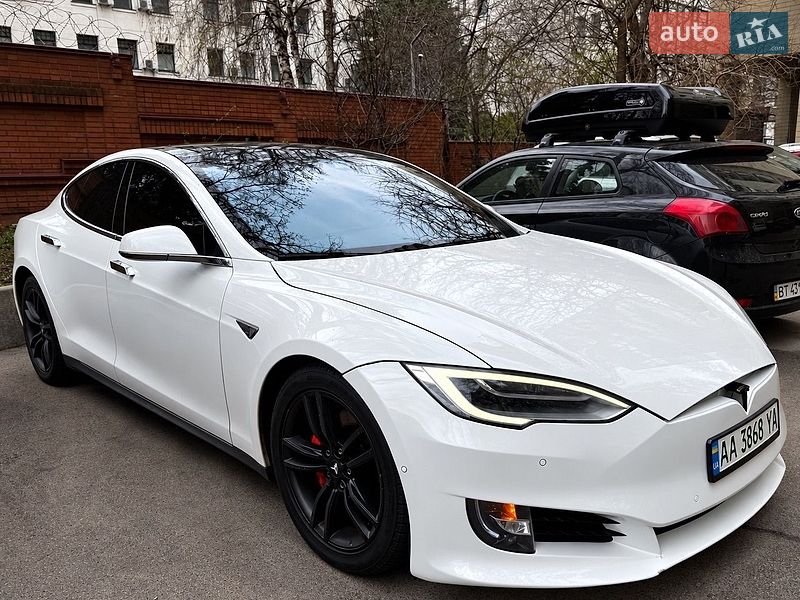 Лифтбек Tesla Model S 2015 в Киеве