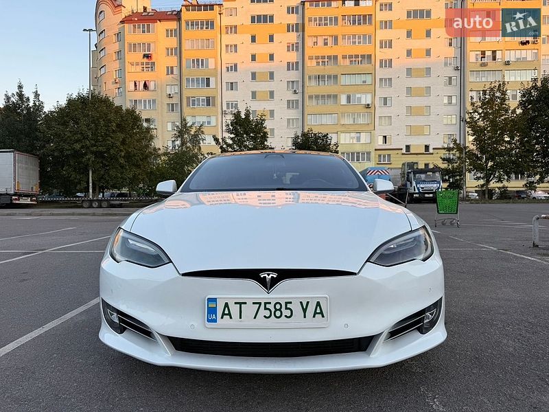 Ліфтбек Tesla Model S 2017 в Івано-Франківську