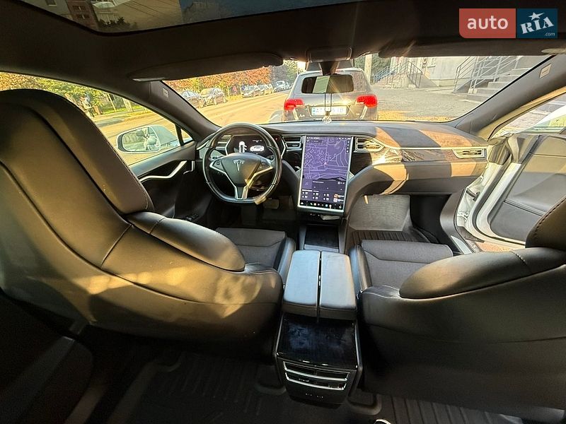 Ліфтбек Tesla Model S 2017 в Івано-Франківську