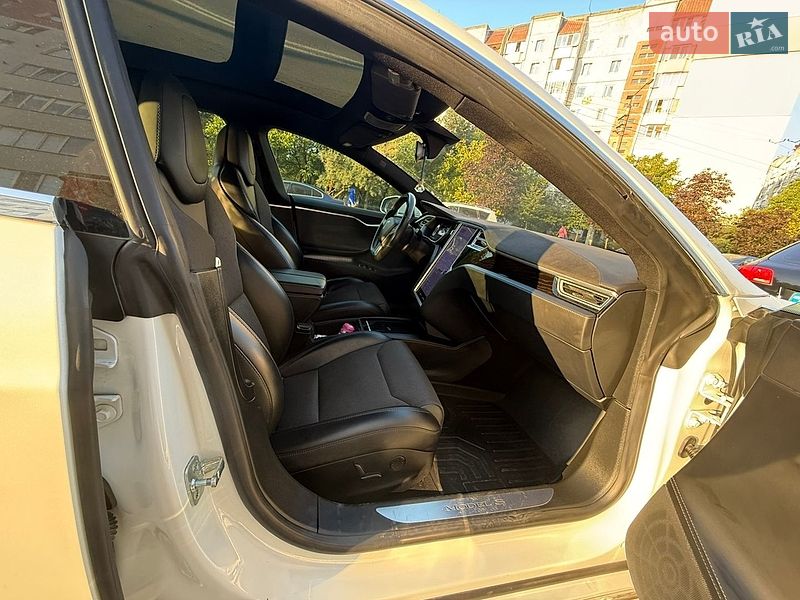 Ліфтбек Tesla Model S 2017 в Івано-Франківську
