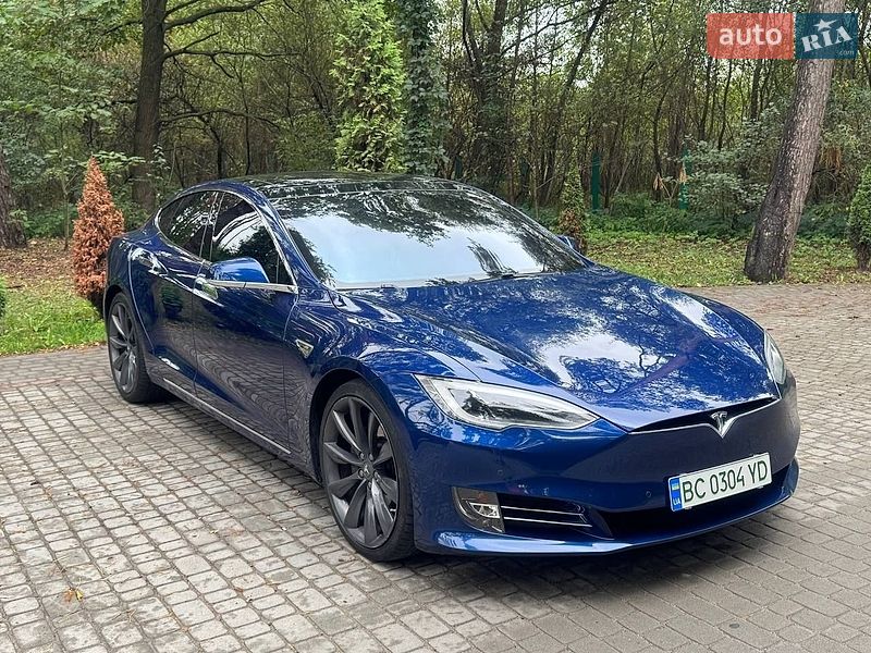 Лифтбек Tesla Model S 2016 в Львове