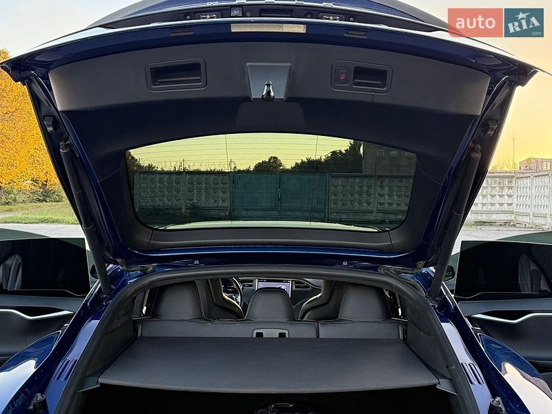 Лифтбек Tesla Model S 2016 в Ровно