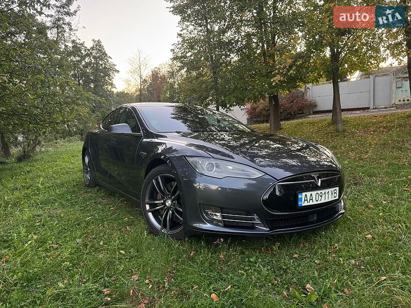 Лифтбек Tesla Model S 2015 в Киеве