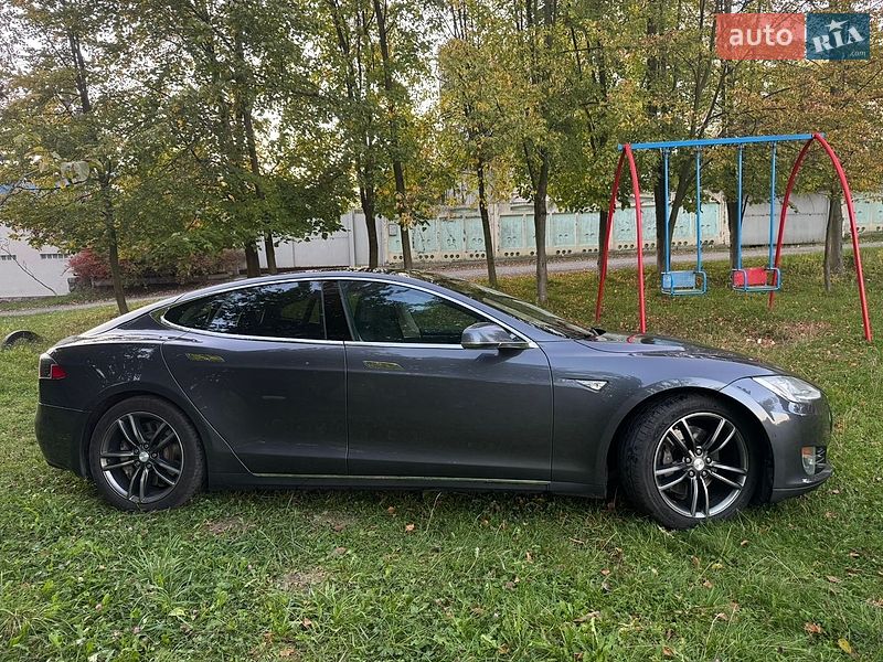 Лифтбек Tesla Model S 2015 в Киеве