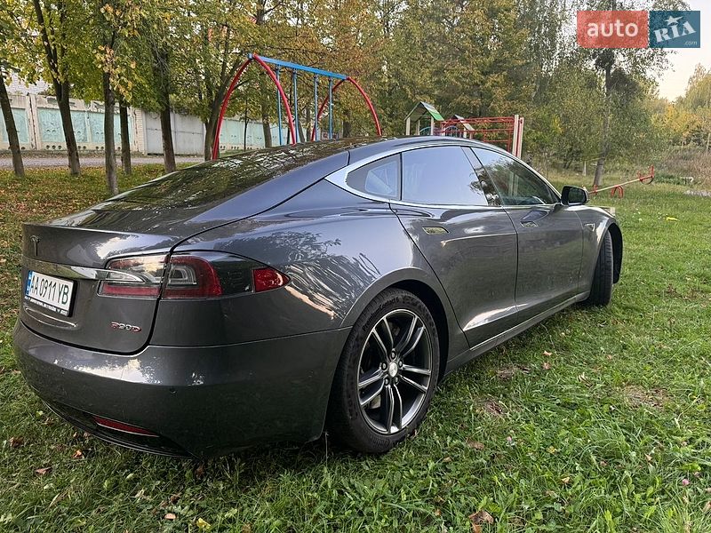 Лифтбек Tesla Model S 2015 в Киеве