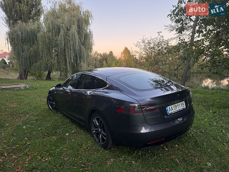 Лифтбек Tesla Model S 2015 в Киеве