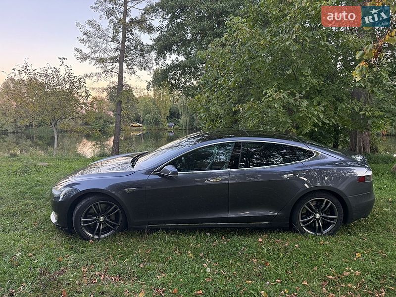 Лифтбек Tesla Model S 2015 в Киеве
