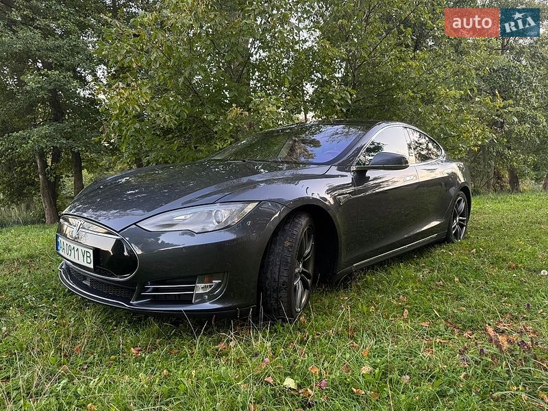 Лифтбек Tesla Model S 2015 в Киеве