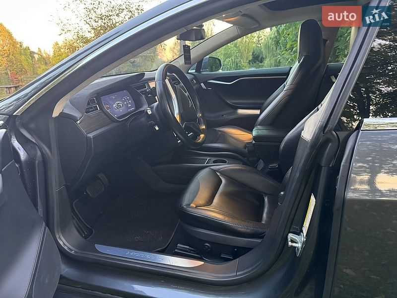 Лифтбек Tesla Model S 2015 в Киеве