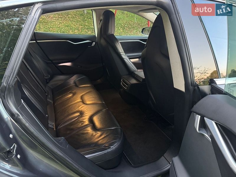 Ліфтбек Tesla Model S 2015 в Києві
