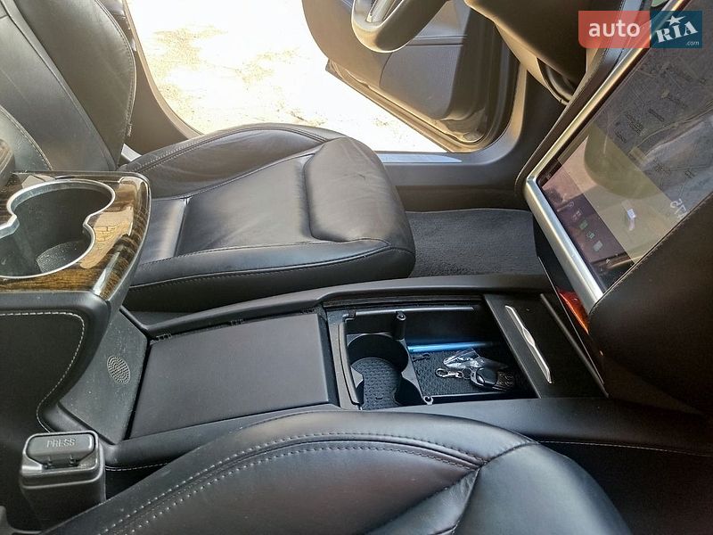 Ліфтбек Tesla Model S 2016 в Києві