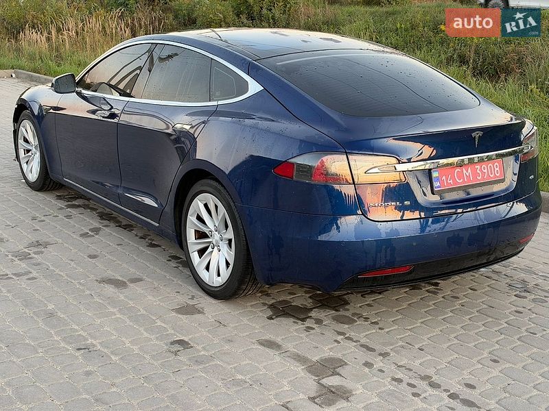 Лифтбек Tesla Model S 2016 в Львове