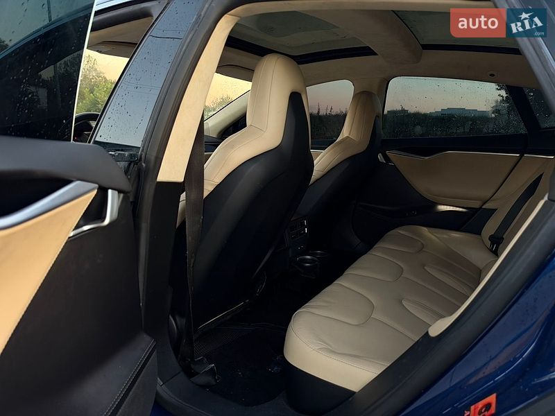 Лифтбек Tesla Model S 2016 в Львове