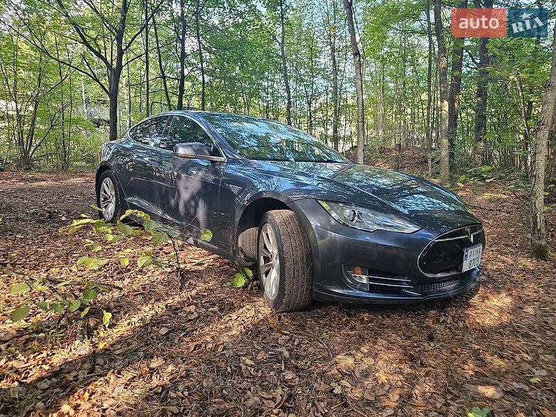 Ліфтбек Tesla Model S 2015 в Києві