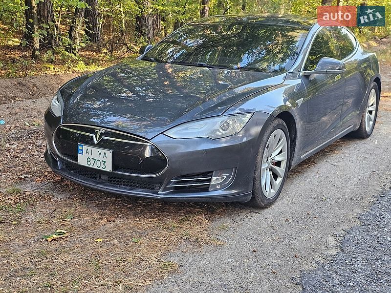 Ліфтбек Tesla Model S 2015 в Києві