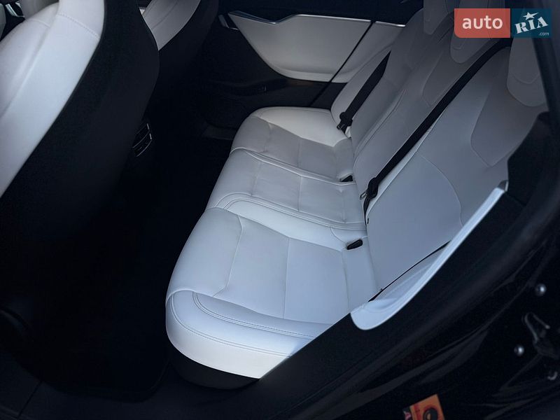 Ліфтбек Tesla Model S 2017 в Тернополі