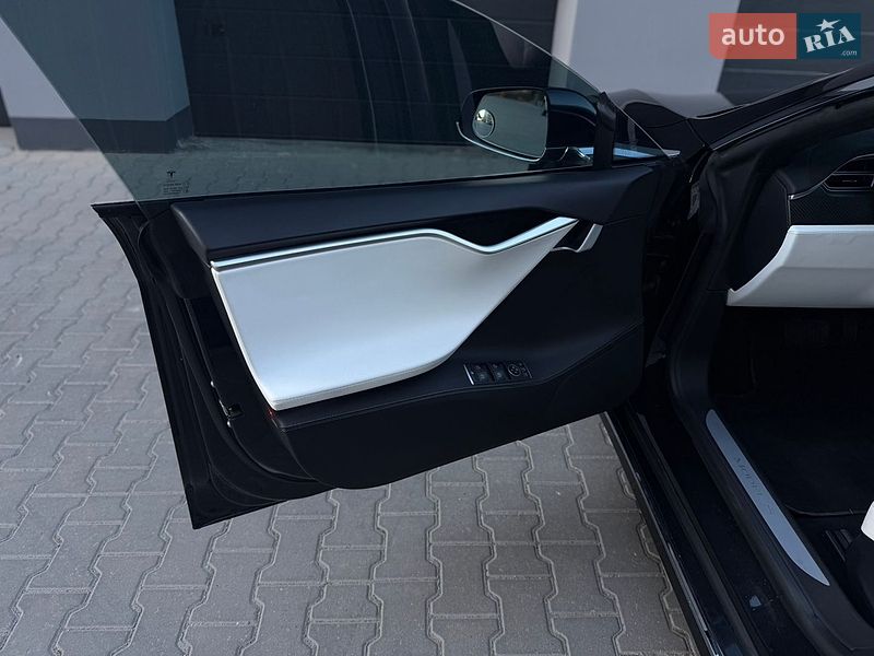 Ліфтбек Tesla Model S 2017 в Тернополі