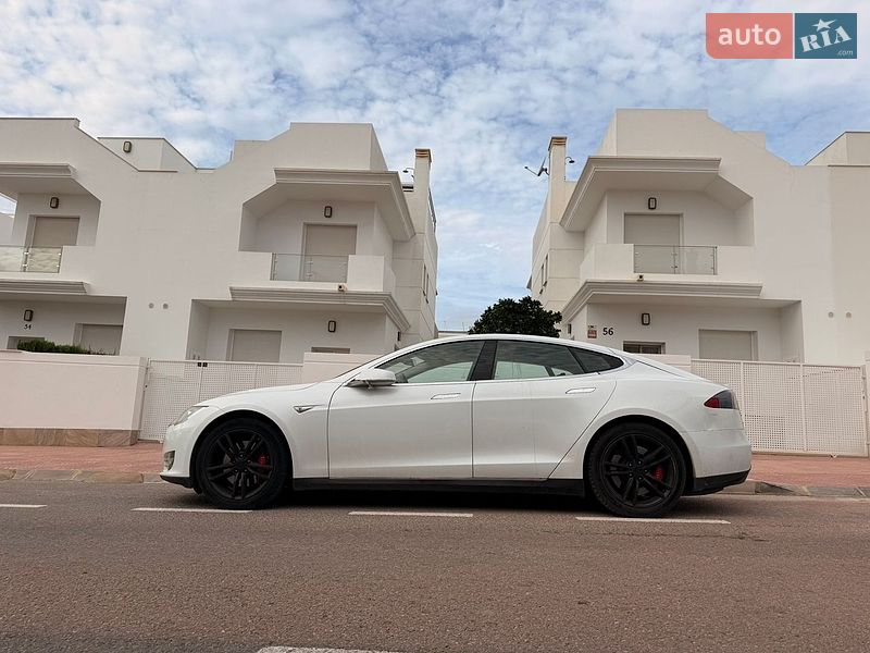 Лифтбек Tesla Model S 2014 в Киеве