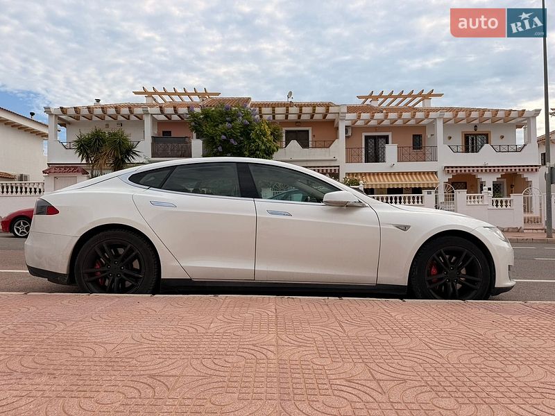 Лифтбек Tesla Model S 2014 в Киеве