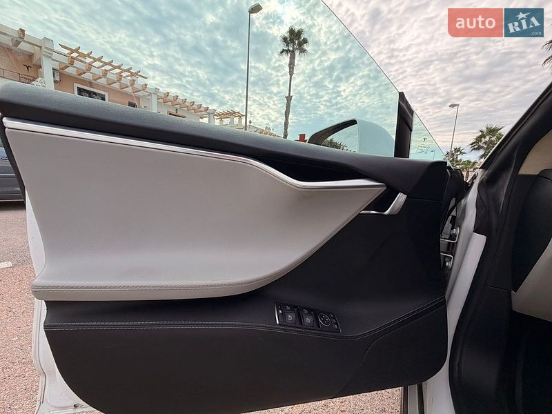 Лифтбек Tesla Model S 2014 в Киеве