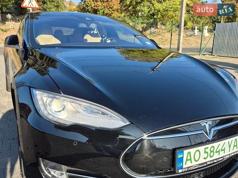 Tesla Model S 2015