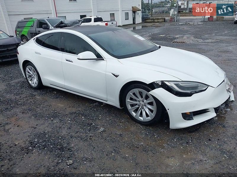 Ліфтбек Tesla Model S 2017 в Івано-Франківську