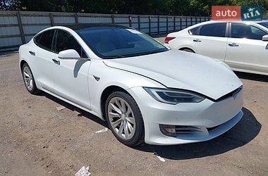 Лифтбек Tesla Model S 2018 в Черновцах