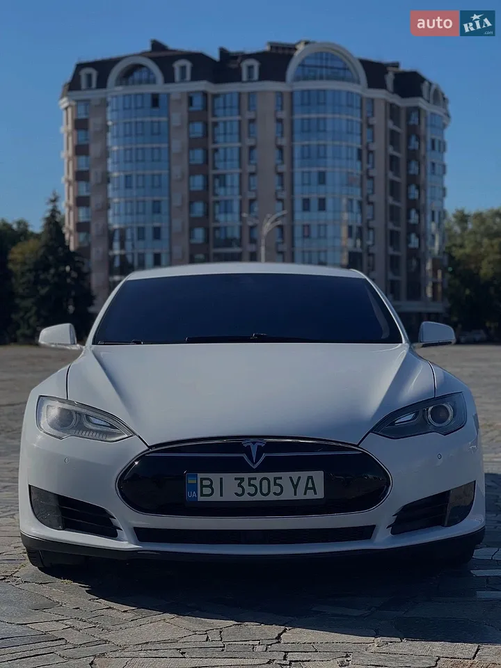 Tesla Model S 2015