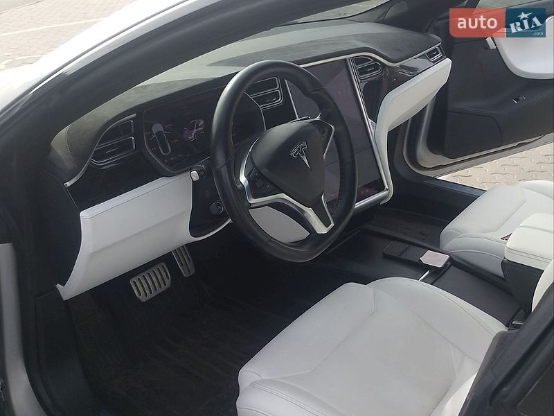 Ліфтбек Tesla Model S 2017 в Сарнах