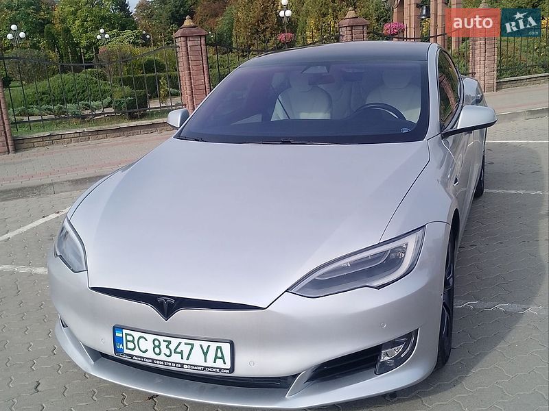 Ліфтбек Tesla Model S 2017 в Сарнах