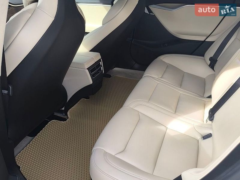 Лифтбек Tesla Model S 2017 в Луцке