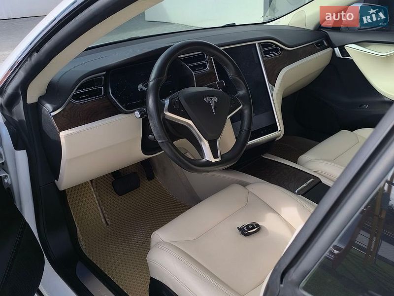 Лифтбек Tesla Model S 2017 в Луцке