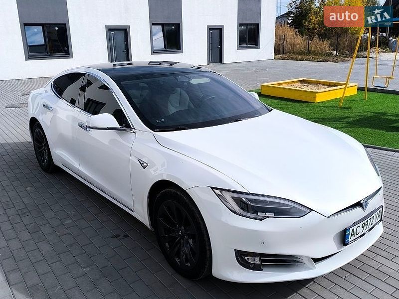 Лифтбек Tesla Model S 2017 в Луцке