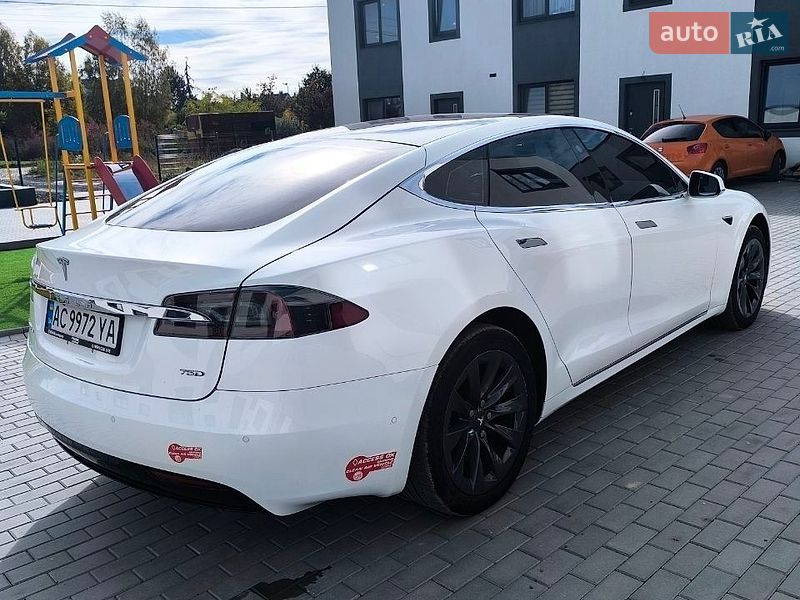 Лифтбек Tesla Model S 2017 в Луцке