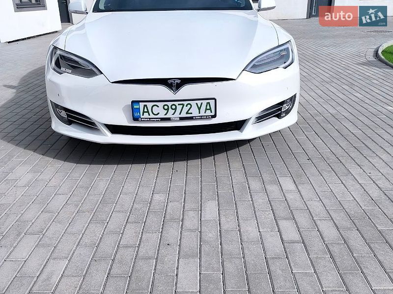 Лифтбек Tesla Model S 2017 в Луцке
