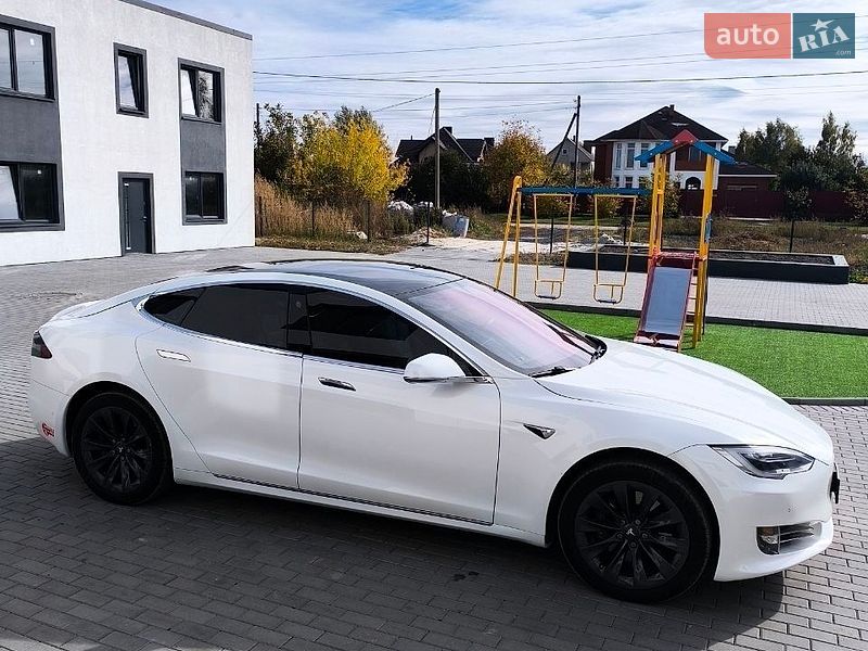 Лифтбек Tesla Model S 2017 в Луцке