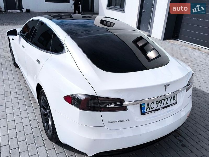 Лифтбек Tesla Model S 2017 в Луцке
