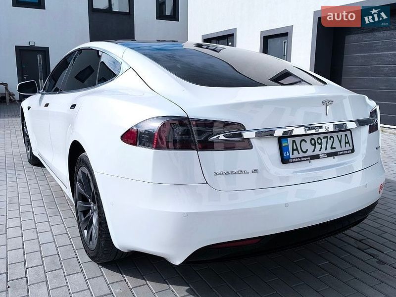 Лифтбек Tesla Model S 2017 в Луцке