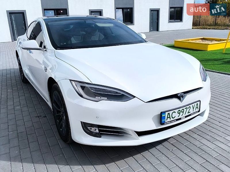 Лифтбек Tesla Model S 2017 в Луцке