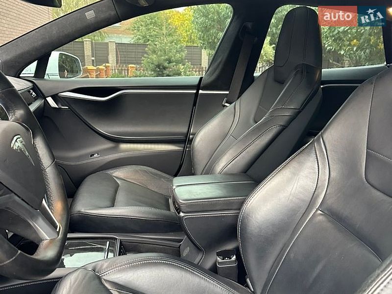 Лифтбек Tesla Model S 2016 в Кропивницком