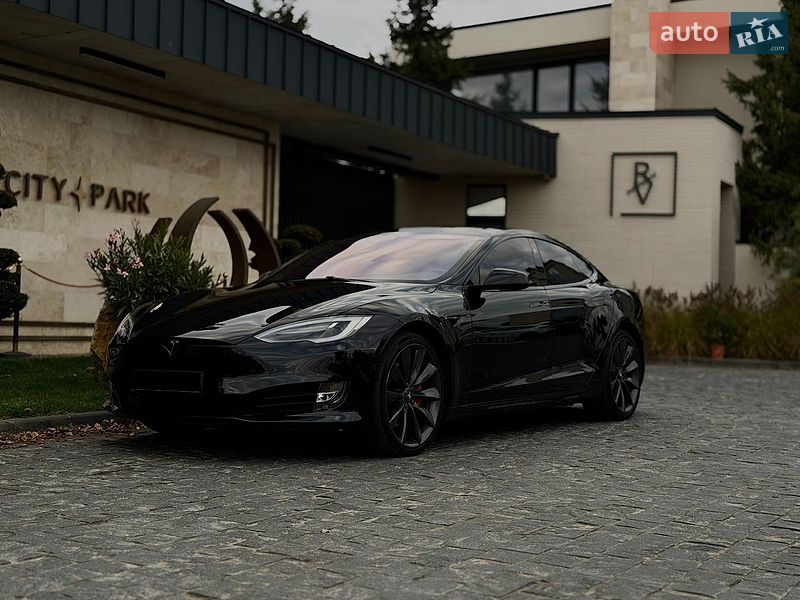 Лифтбек Tesla Model S 2017 в Львове