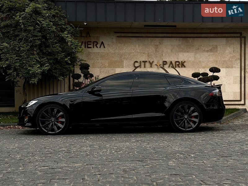 Лифтбек Tesla Model S 2017 в Львове
