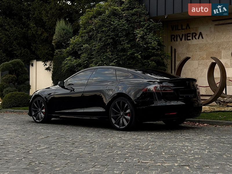 Лифтбек Tesla Model S 2017 в Львове