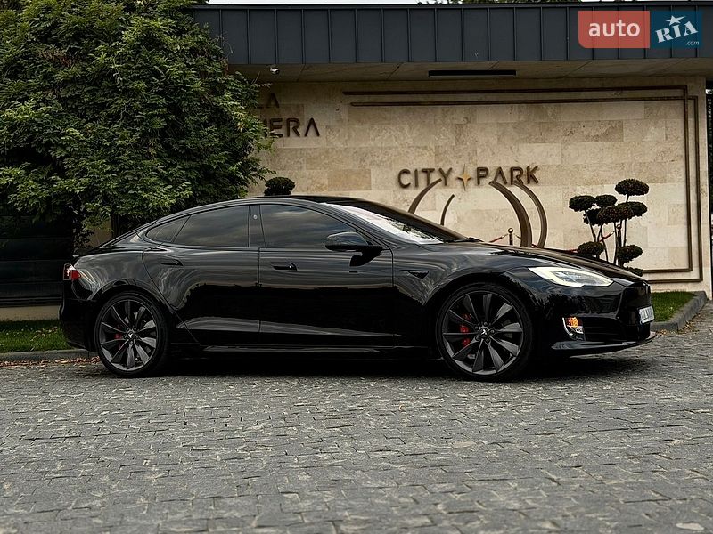 Лифтбек Tesla Model S 2017 в Львове