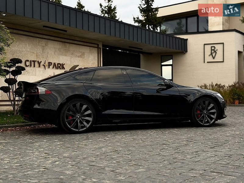 Лифтбек Tesla Model S 2017 в Львове