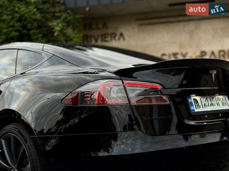 Лифтбек Tesla Model S 2017 в Львове