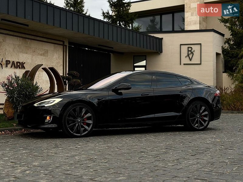 Лифтбек Tesla Model S 2017 в Львове